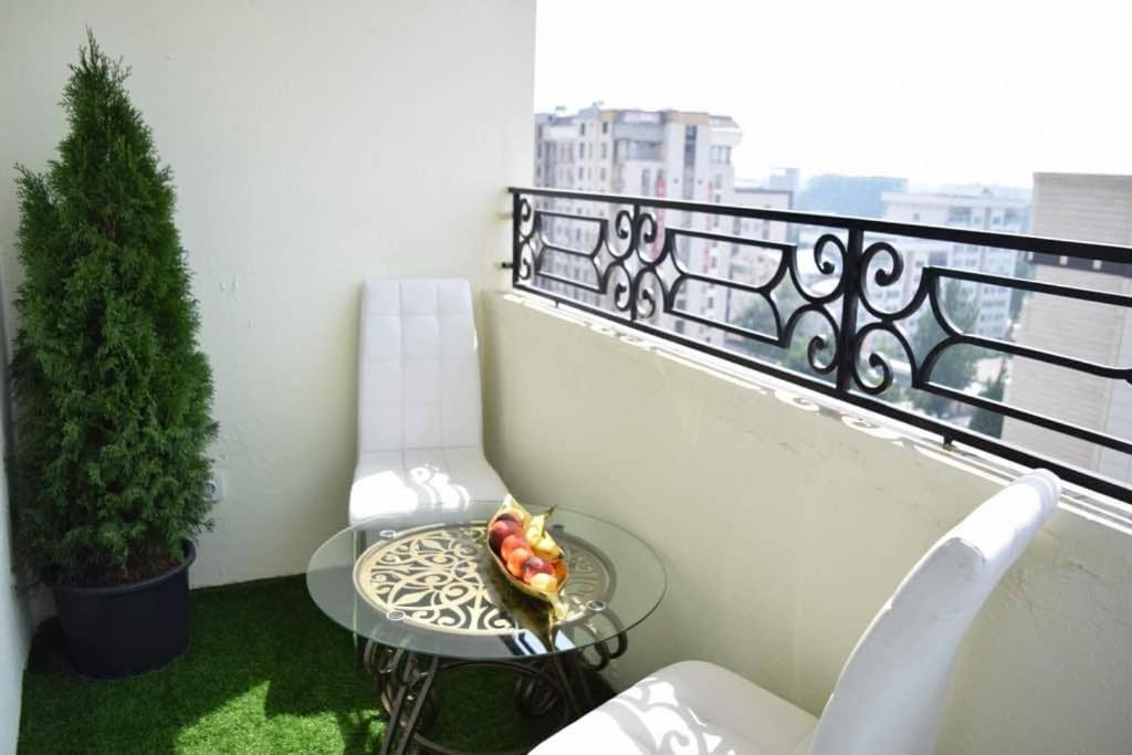 Sunny Apartment With Mountain View Bishkek Exteriör bild