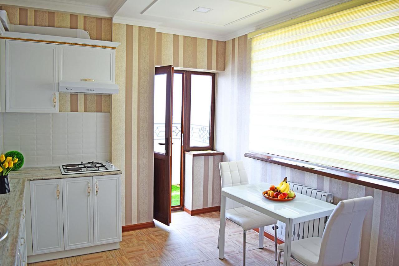 Sunny Apartment With Mountain View Bishkek Exteriör bild