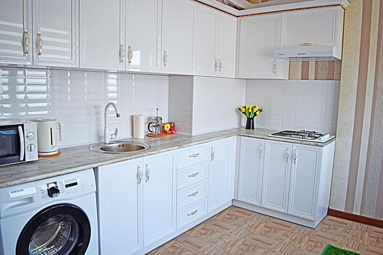 Sunny Apartment With Mountain View Bishkek Exteriör bild